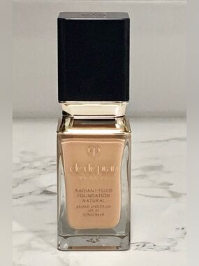 clé de peau Radiant Fluid Foundation Natural in B30 Medium Beige